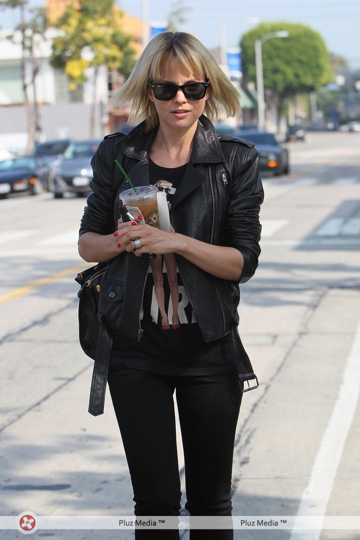 Mena Suvari departs Urth Caffe on Melrose Avenue | Picture 107062